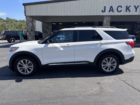 Certified 2023 Ford Explorer XLT w/ Equipment Group 202A AWD/4WD image 1