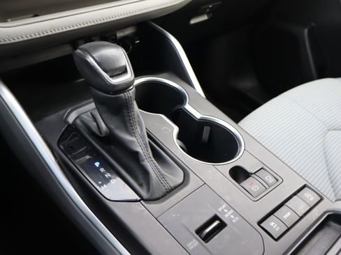 Used 2021 Toyota Highlander LE image 29