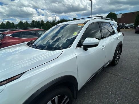 Used 2024 Nissan Pathfinder Platinum w/ Cargo Package AWD/4WD image 5
