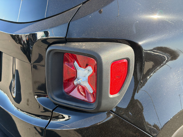 Used 2023 Jeep Renegade Latitude AWD/4WD image 6