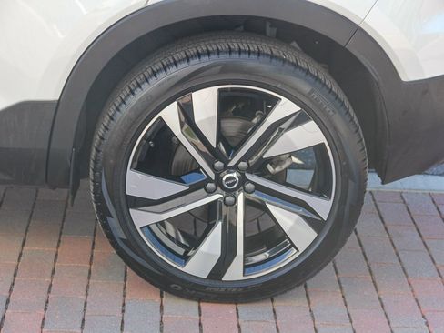 Used 2025 Volvo XC40 B5 Plus image 6