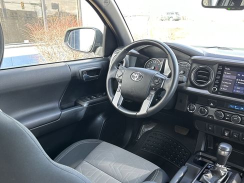 Used 2022 Toyota Tacoma TRD Off-Road image 34