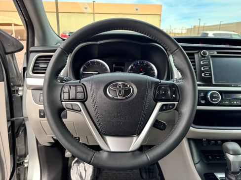 Used 2019 Toyota Highlander XLE w/ Carpet Mat Package (TMS) image 18