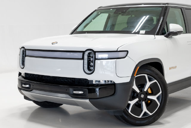 Used 2024 Rivian R1S Adventure Quad AWD/4WD image 2