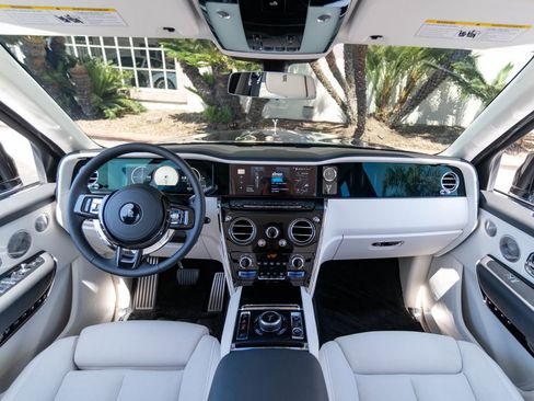 Used 2025 Rolls-Royce Cullinan AWD/4WD image 4