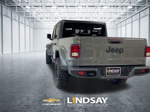 Used 2021 Jeep Gladiator Willys image 7