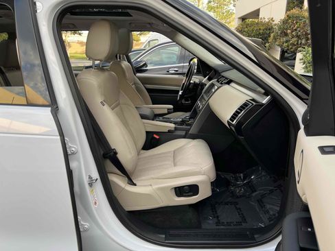 Used 2020 Land Rover Discovery Landmark image 4