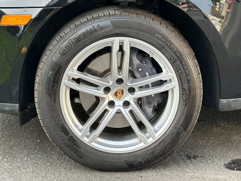 Certified 2025 Porsche Macan AWD/4WD image 30