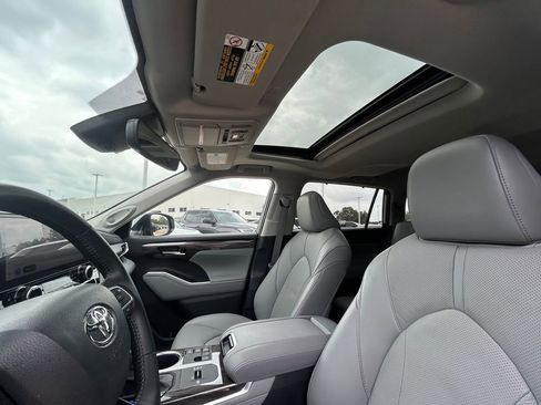 Used 2023 Toyota Highlander Limited AWD/4WD image 12