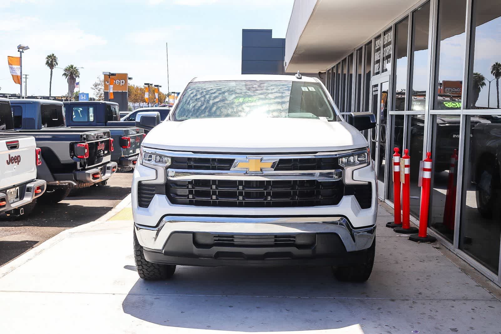 Used 2025 Chevrolet Silverado 1500 LT RWD image 2