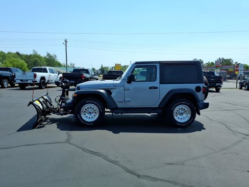 Used 2019 Jeep Wrangler Sport AWD/4WD image 3