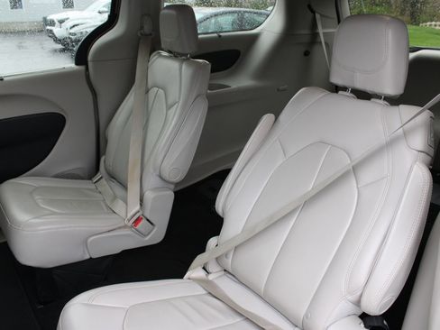 Used 2017 Chrysler Pacifica Touring-L image 17