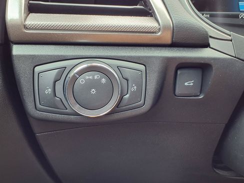 Used 2018 Ford Fusion SE w/ Fusion SE Technology Package FWD image 17