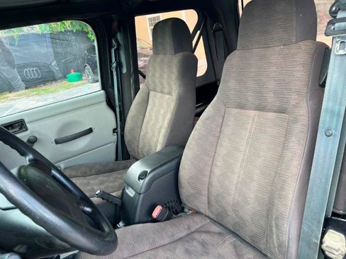 Used 2005 Jeep Wrangler Rubicon AWD/4WD image 10