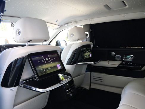 Used 2024 Rolls-Royce Phantom Extended Wheelbase w/ The Phantom Package image 36