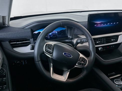 Used 2025 Ford Explorer Active RWD image 18
