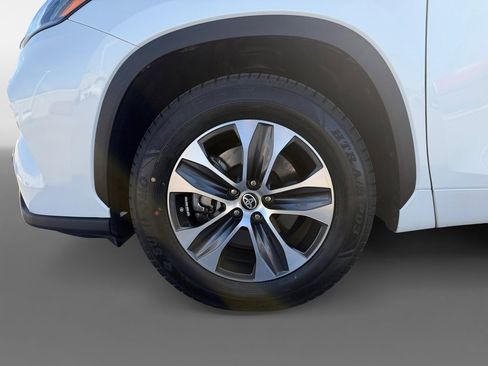 Certified 2023 Toyota Highlander XLE image 14