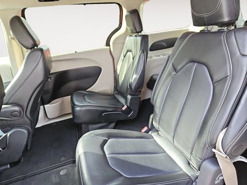 Used 2024 Chrysler Pacifica Touring-L image 13