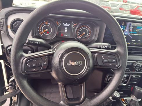 Used 2025 Jeep Gladiator Sport image 17