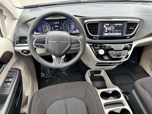 Used 2023 Chrysler Voyager LX image 12