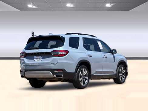 Used 2024 Honda Pilot Touring image 9