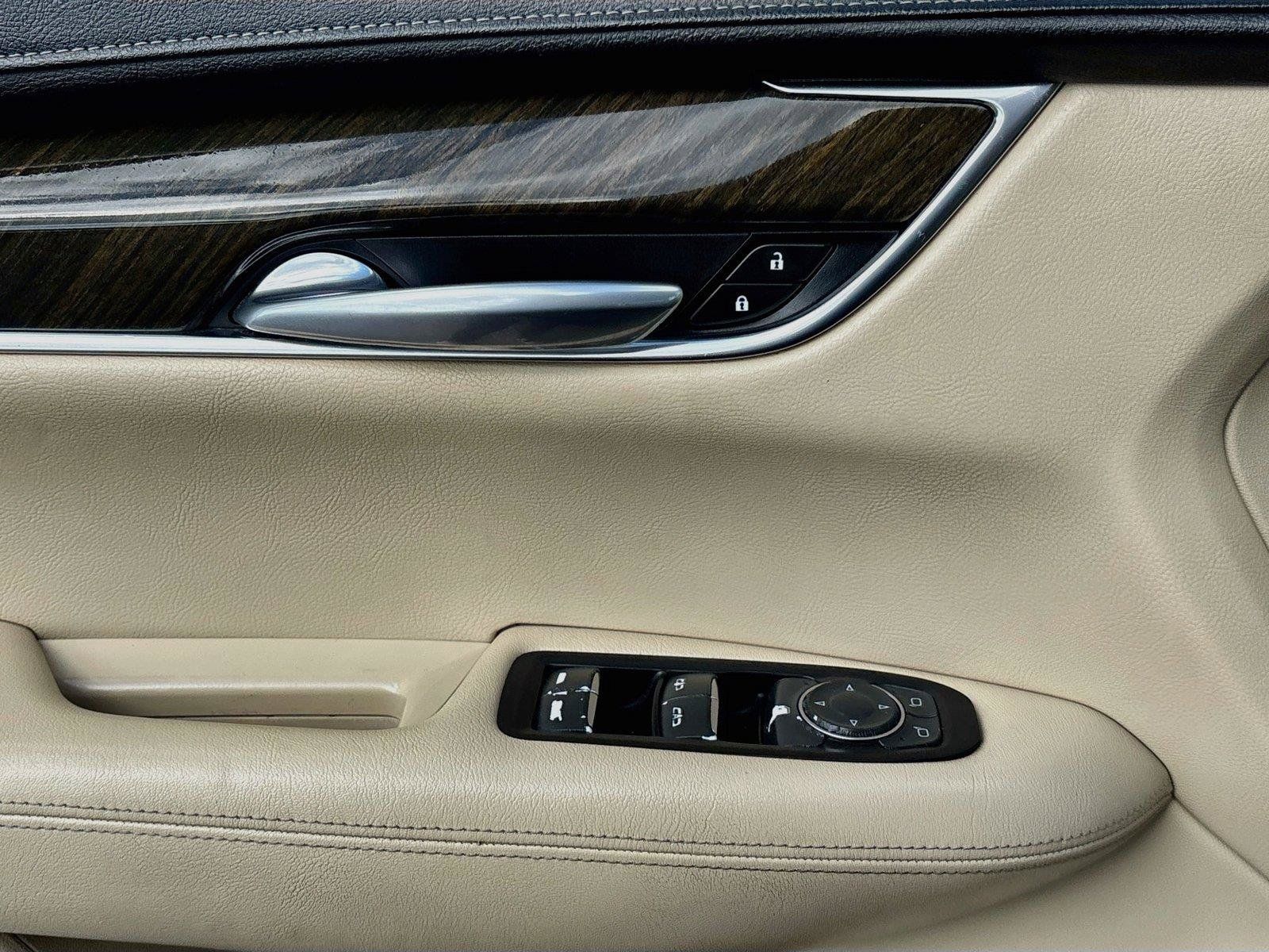 Used 2017 Cadillac XT5 FWD image 17
