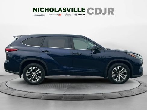 Used 2021 Toyota Highlander XLE AWD/4WD image 6