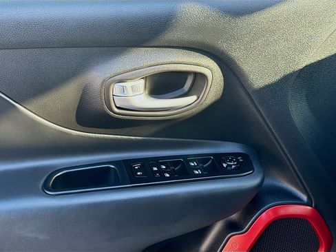 Used 2022 Jeep Renegade Trailhawk image 17