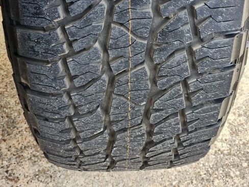 Used 2024 GMC Canyon AT4 w/ Technology Package image 11