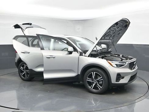 Used 2023 Volvo XC40 B5 Plus image 50