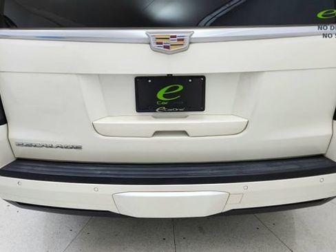 Used 2015 Cadillac Escalade Luxury RWD image 11