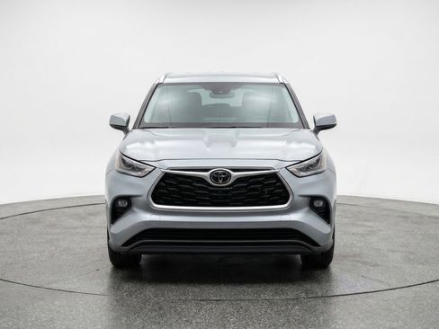 Used 2025 Toyota Highlander LE image 2