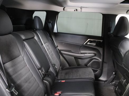 Used 2024 Mitsubishi Outlander SE Black Edition image 9