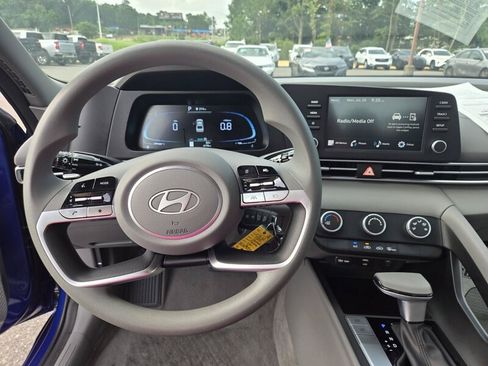 Used 2025 Hyundai Elantra SE FWD image 8