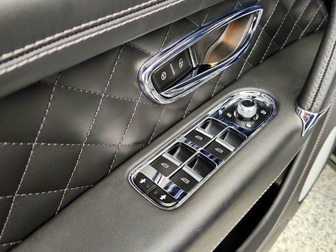 Used 2018 Bentley Bentayga AWD/4WD image 14