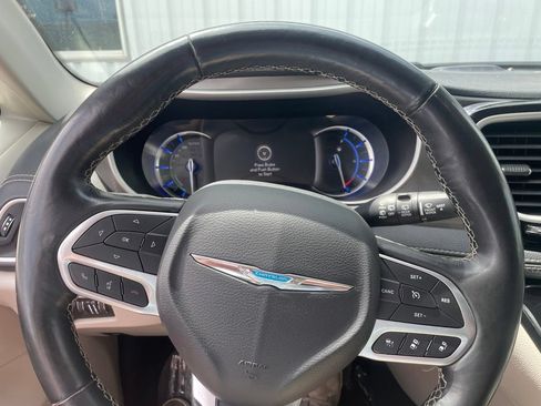 Used 2021 Chrysler Pacifica Touring-L FWD image 16