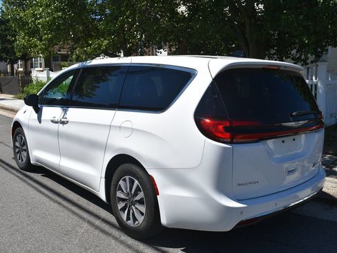Used 2024 Chrysler Pacifica Limited FWD image 7