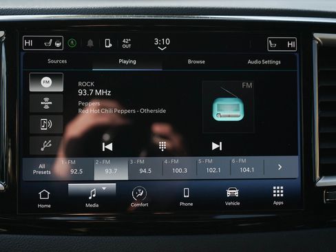 Used 2024 Chrysler Pacifica Touring-L image 15