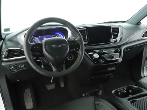 Used 2023 Chrysler Pacifica Touring-L w/ S Appearance Package image 2