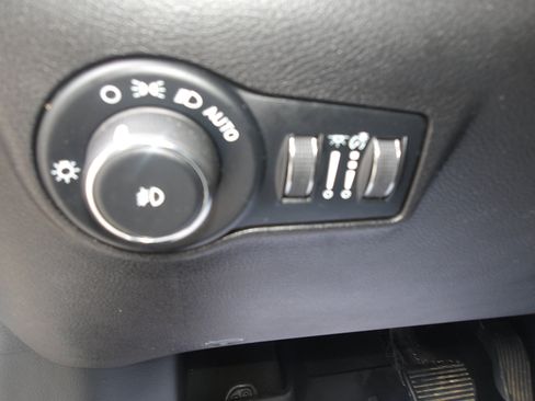 Used 2025 Jeep Compass Limited w/ Sun & Sound Group AWD/4WD image 16