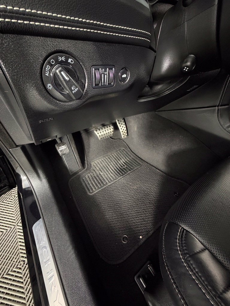 Used 2023 Chrysler 300 C RWD image 10