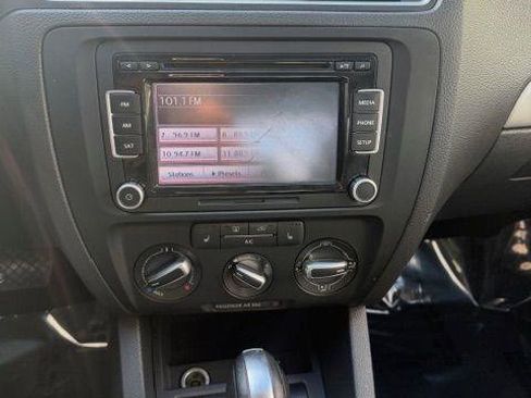 Used 2013 Volkswagen Jetta SE FWD image 17