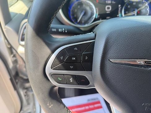 Used 2024 Chrysler Pacifica Touring-L FWD image 31