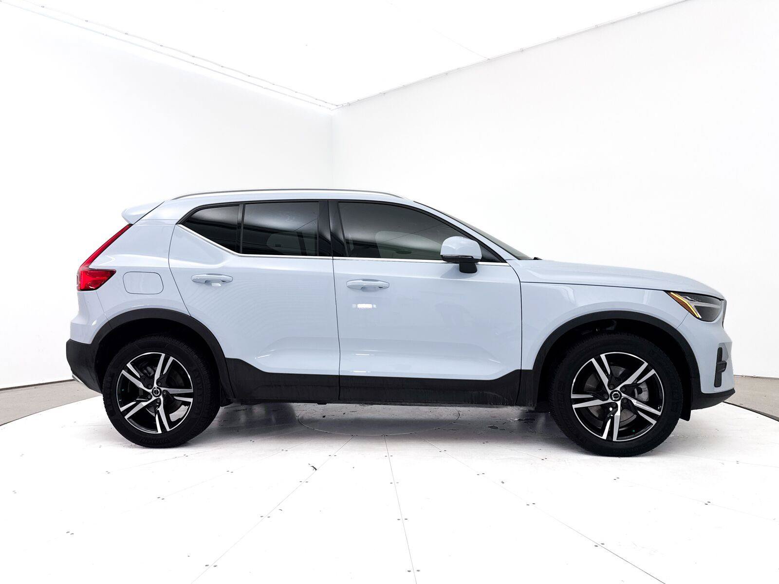 Used 2024 Volvo XC40 B5 Core AWD/4WD image 38