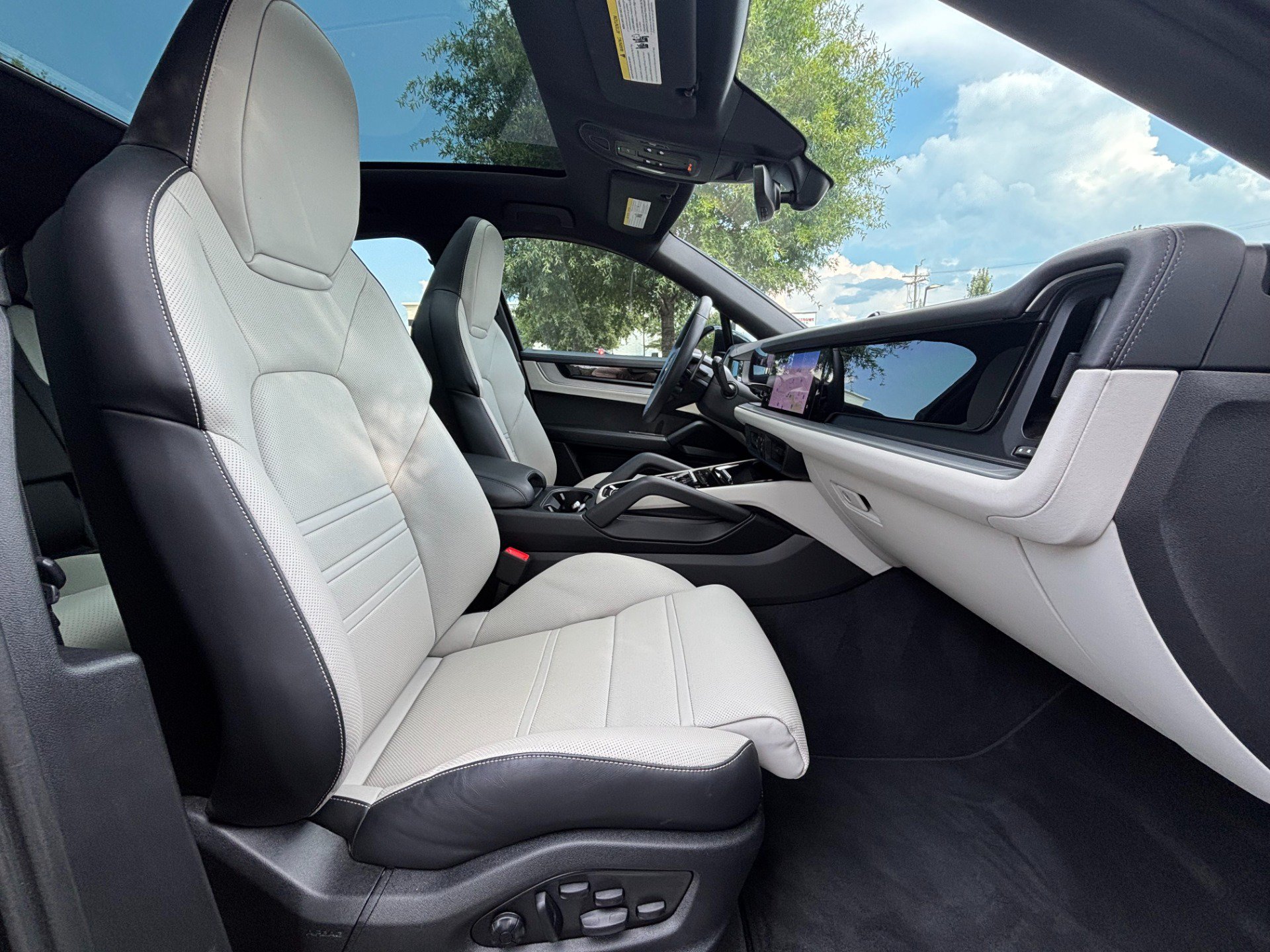 Used 2025 Porsche Cayenne S AWD/4WD image 22