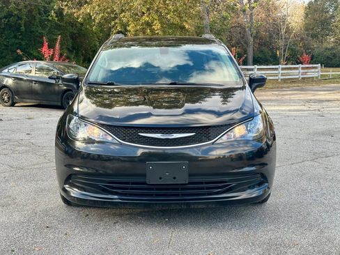 Used 2020 Chrysler Voyager Lxi image 2