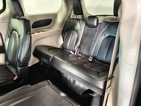 Used 2024 Chrysler Pacifica Touring-L image 24