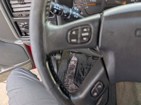 Used 2005 GMC Sierra 2500 SLE w/ Skid Plate Package image 11