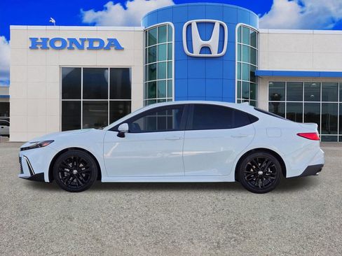 Used 2025 Toyota Camry SE image 6