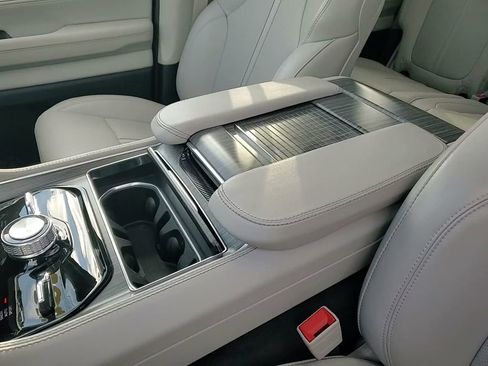 Certified 2024 Jeep Wagoneer Series III w/ Premium Group I AWD/4WD image 36